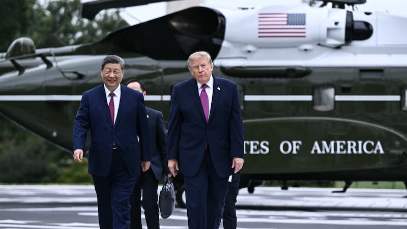 El presidente de Estados Unidos, Donald Trump, enseña a su par chino el helipuerto construido en la Casa Blanca. (AFP).