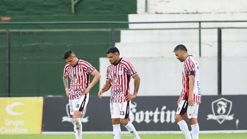 Los rayaditos se lamentan. San Lorenzo igualó con Guaraní y sentenció su vuelta a la Intermedia.