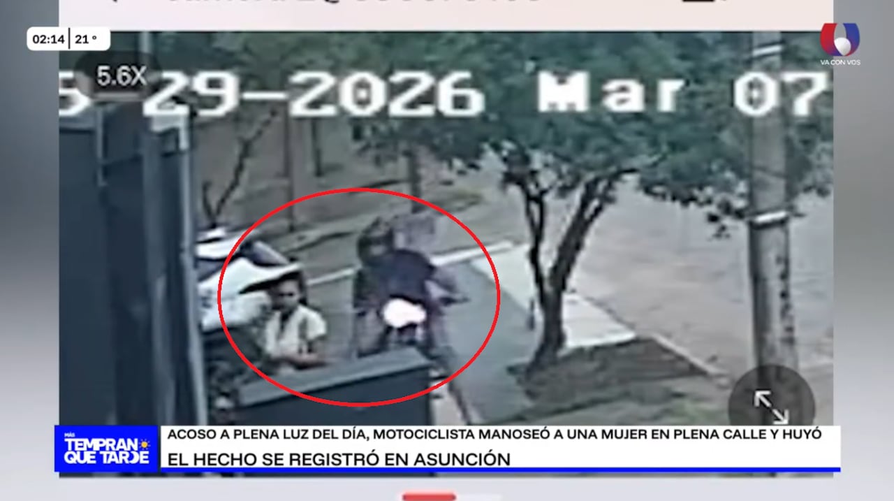 A plena luz del día, este hombre le dio una nalgada a la víctima.
