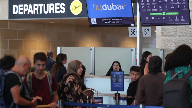 Los pasajeros hacen cola en los mostradores de Flydubai en el aeropuerto Ben Gurion, cerca de Tel Aviv. El aterrizaje de emergencia de un vuelo de esta aerolínea se debió a un “terrorista” que quería estrellar el avión y matar israelíes, según autoridades israelíes.