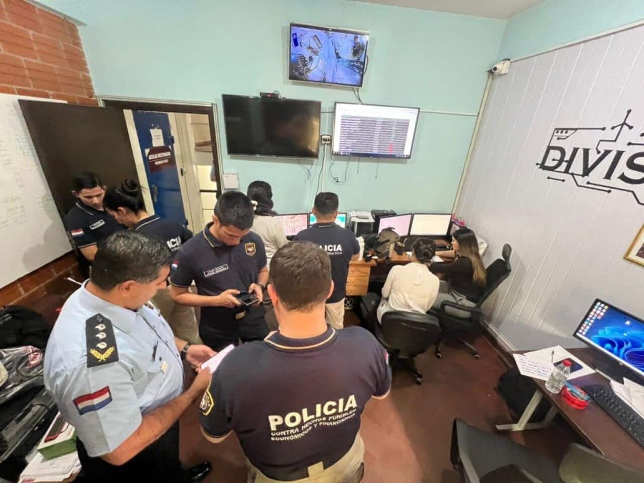 Entre otras medidas, se propone el fortalecimiento de las unidades policiales especializadas endelitos informáticos,la capacitación de recursos humanos y la dotación de equipamientos actualizados.