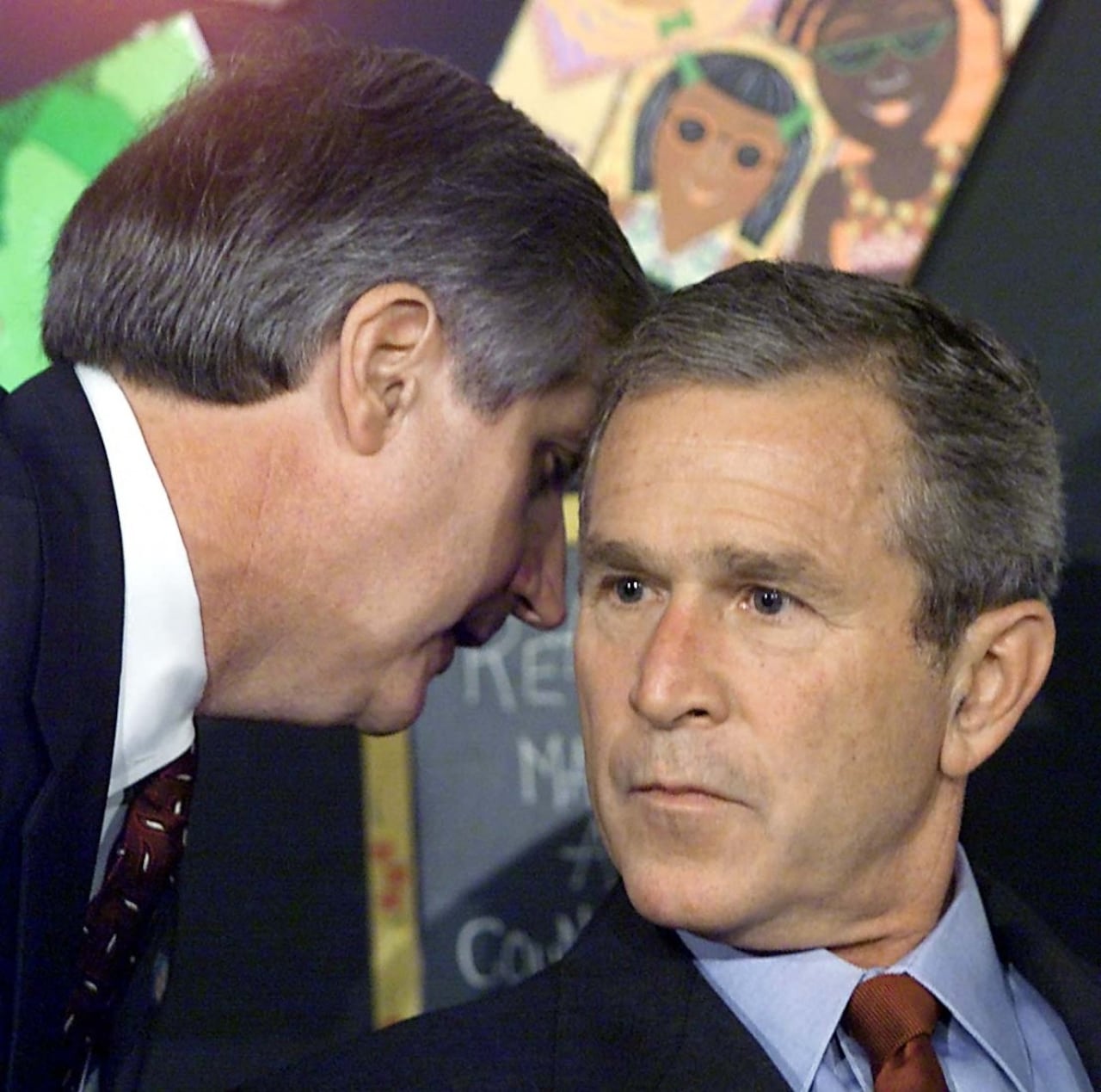El presidente de Estados Unidos, George W. Bush (2001 al 2009), es informado de los ataques a las torres gemelas por parte de grupos terroristas.