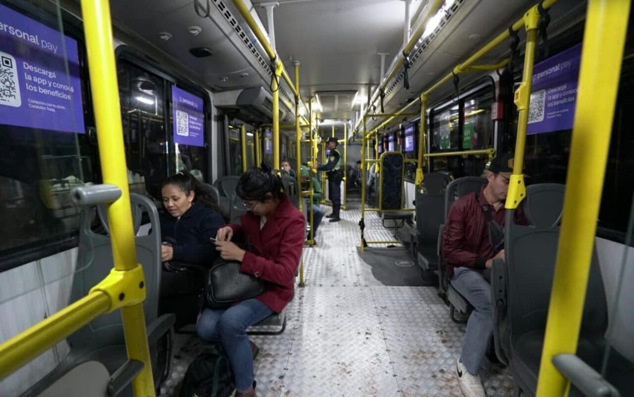 Desde este año, el gobierno refuerza el servicio de transporte nocturno con "Red Buho", sin embargo, persisten quejas del servicio.