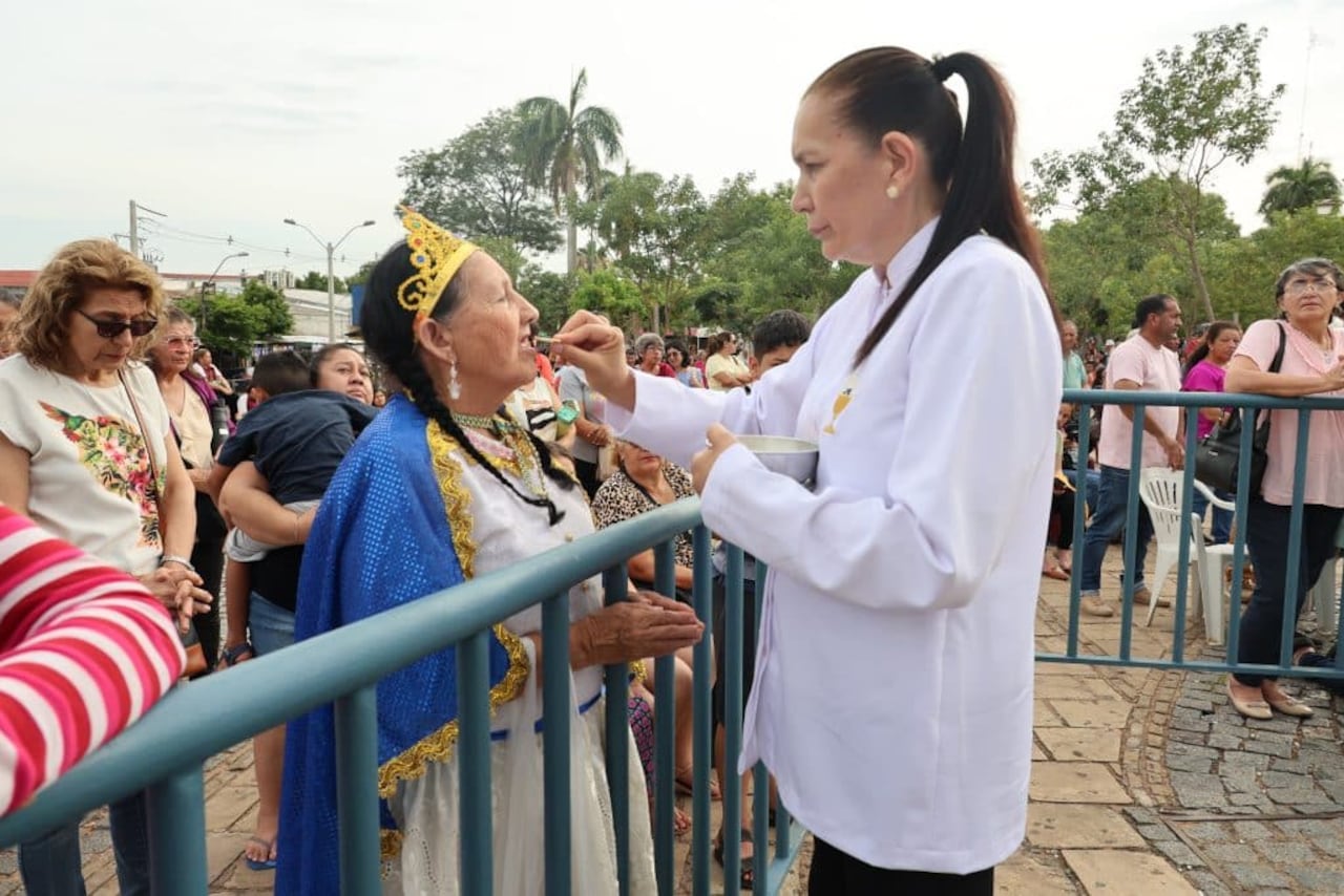 Doña Leonarda Arzamendia, vestida con el atuendo representativo de la Vigen de Caacupé.
