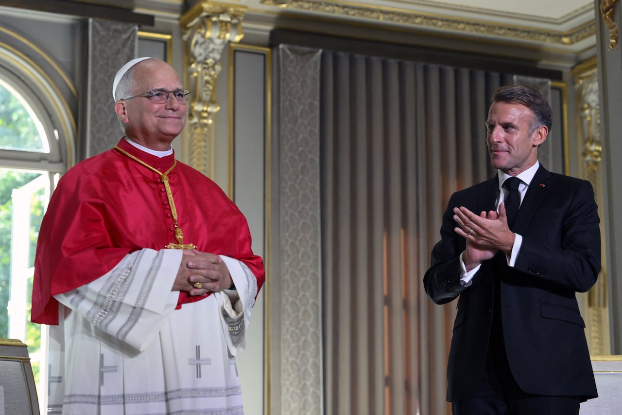 El presidente de Francia, Emmanuel Macron, junto al líder de la Iglesia Católica y jefe de Estado Vaticano, León XIV.