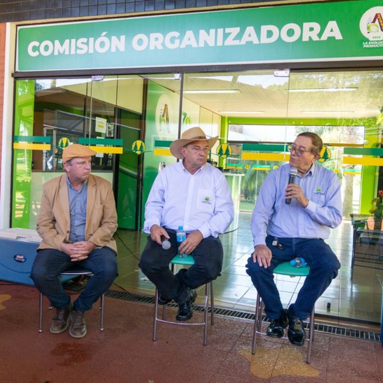 La coordinación general de la muestra está a cargo del Ing. Agro. Orelando Gallas (centro), que aparece acompañado de Eduardo Tischler, y Agustín Konrad, presidente de la CCU.