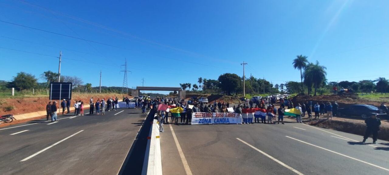 La ruta departamental que une Atyra-Compañía Candia y Caacupé quedó cortada abruptamente por decisión del MOPC para que marito pueda "inaugurar" la carretera nueva, sin que se hayan previsto las coluciones de cruce, como un viaducto. Miles de pobladores quedaron aislados con la "obra de progreso" del gobierno. Foto gentilez de "El otro país".