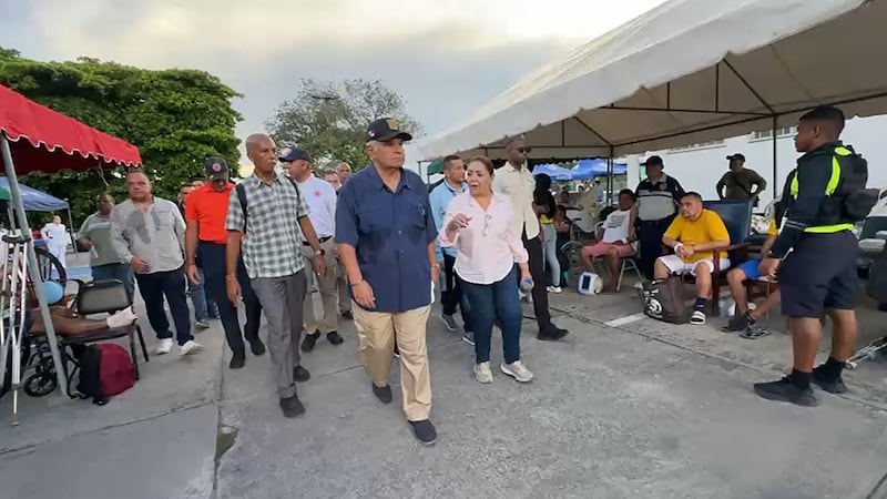 El presidente de Panamá, José Raúl Mulino, visitando a los pacientes del hospital Aquilino Tejeira, luego de que fueran evacuados por un terremoto de magnitud 7,7 que sacudió el sureste de Panamá, donde trasladó su solidaridad a los afectados, sin aportar por el momento un reporte inicial de posible víctimas mortales o heridos, en Penonomé (Panamá).
