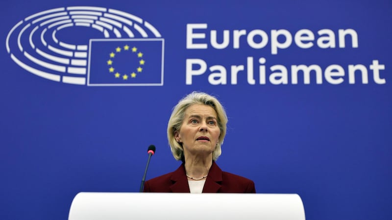 La presidenta de la Comisión Europea, Ursula von der Leyen, asiste a una rueda de prensa sobre el reglamento de la UE relativo a la protección de los niños en línea, en el Parlamento Europeo en Estrasburgo (Francia). El actual periodo de sesiones plenarias se celebra del 14 al 17 de septiembre de 2026.
