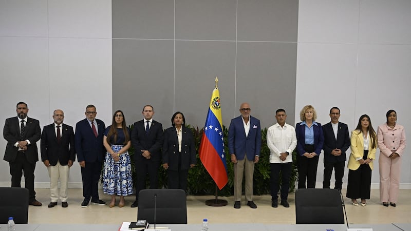 El líder de la representación chavista: Jorge Rodríguez (centro a la derecha) y la líder del sector opositor, la exlegisladora Dinorah Figuera (centro a la izq.), en el centro de convenciones de La Carlota, en las afueras de Caracas.
