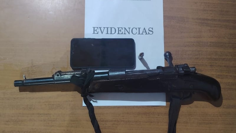 El fusil 7.62 recortado encontrado en poder de Faustino Giménez Vásquez, en el distrito de Yatytay, Itapúa..