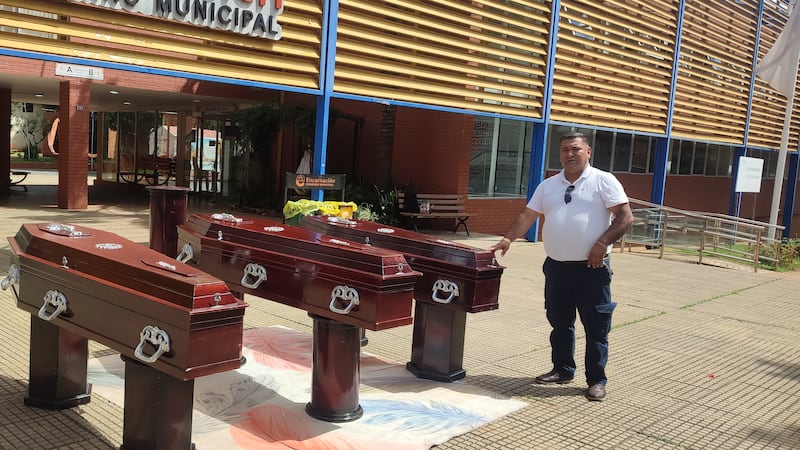 Funeraria instaló un macabro escenario frente a la Municipalidad de Encarnación, para reclamar una deuda de G. 153 millones.