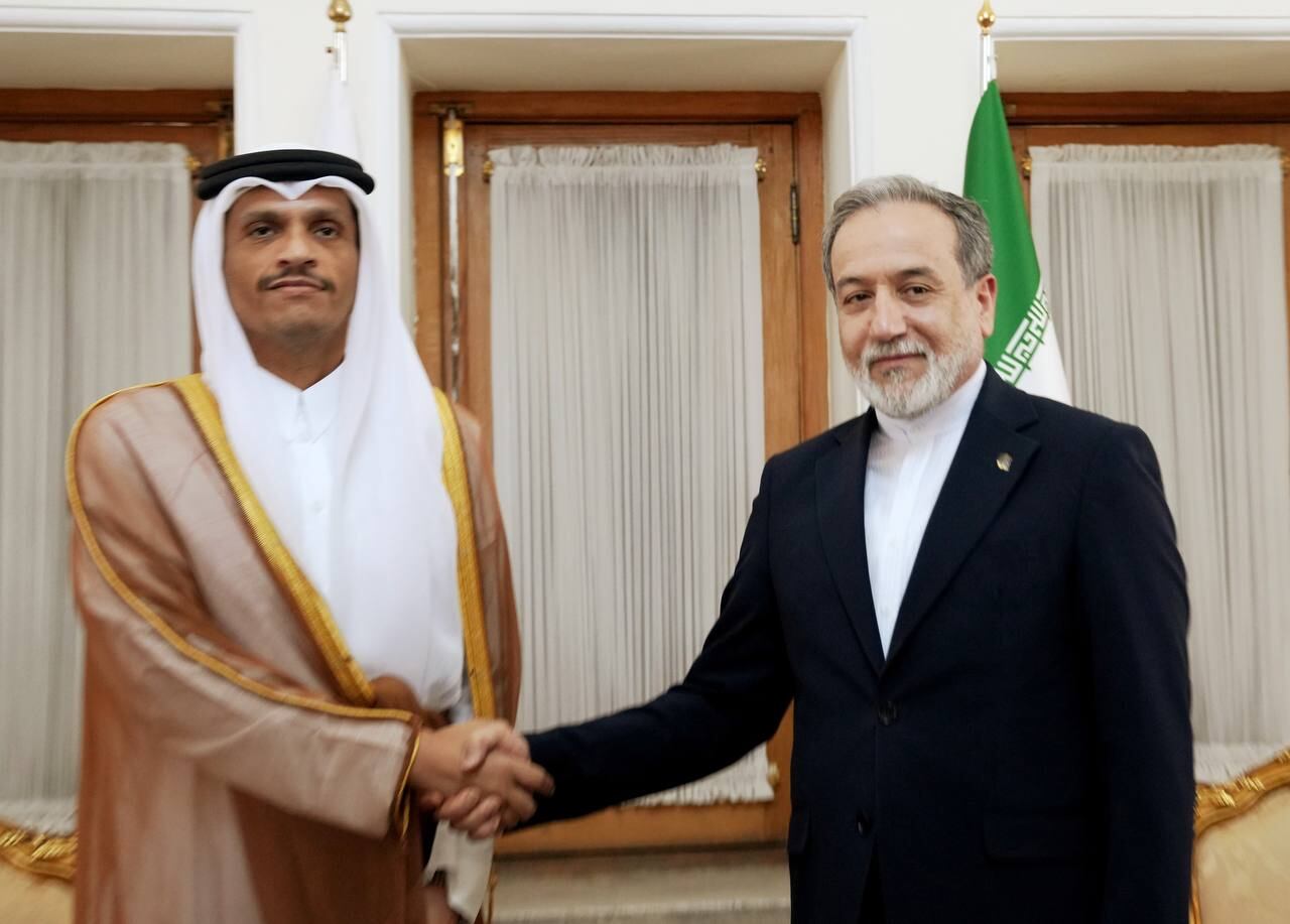 El primer ministro y ministro de Asuntos Exteriores de Catar, Mohamed bin Abdulrahman Al Thani, se reunió y mantuvo conversaciones con Seyed Abás Araqchi, ministro de Asuntos Exteriores de la República Islámica de Irán. (foto: IRNA en español)