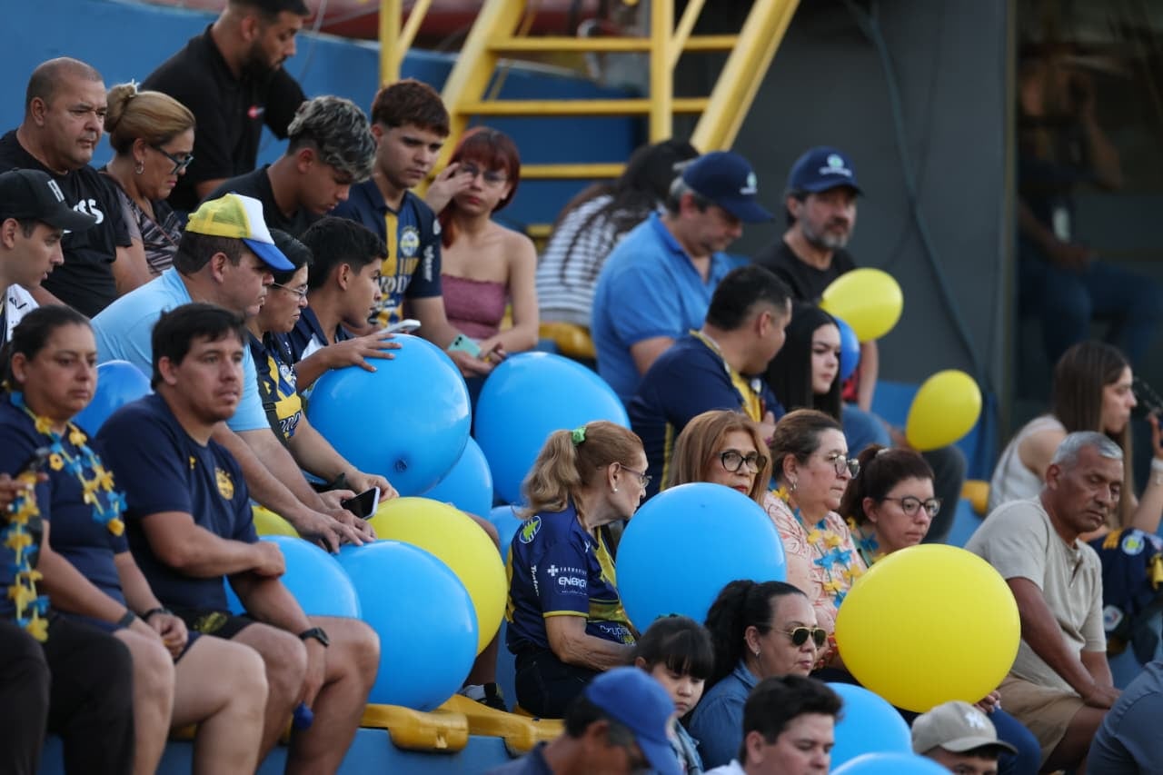 La fanaticada auriazul va copando las tribunas del Martín Torres para el partido que comenzará a las 19:30.