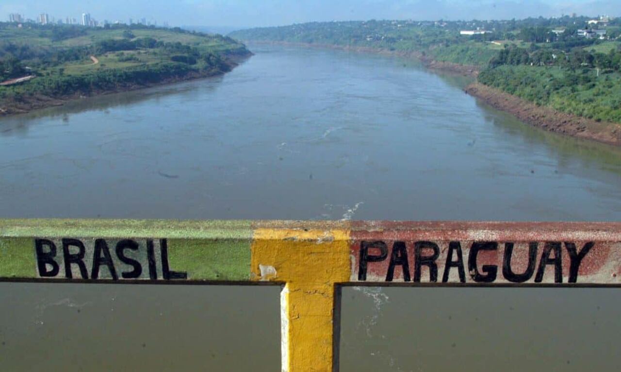Explica que todas las fronteras del mundo presentan algún grado de permeabilidad, incluso las más vigiladas, como la deEstados UnidosconMéxico, pero en el caso paraguayo, lo preocupante es la colaboración de funcionarios que, en lugarde controlar, permiten elingreso irregular de personas, armas y drogas.