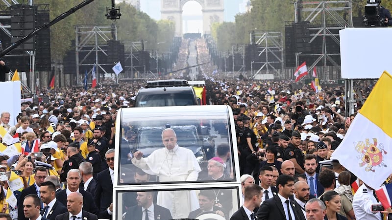 El Papa León XIV saluda a los fieles a su llegada a la Plaza de la Concordia para celebrar una misa en París, Francia. Cientos de miles de personas aclamaron al líder de la Iglesia Católica durante su visita apostólica.