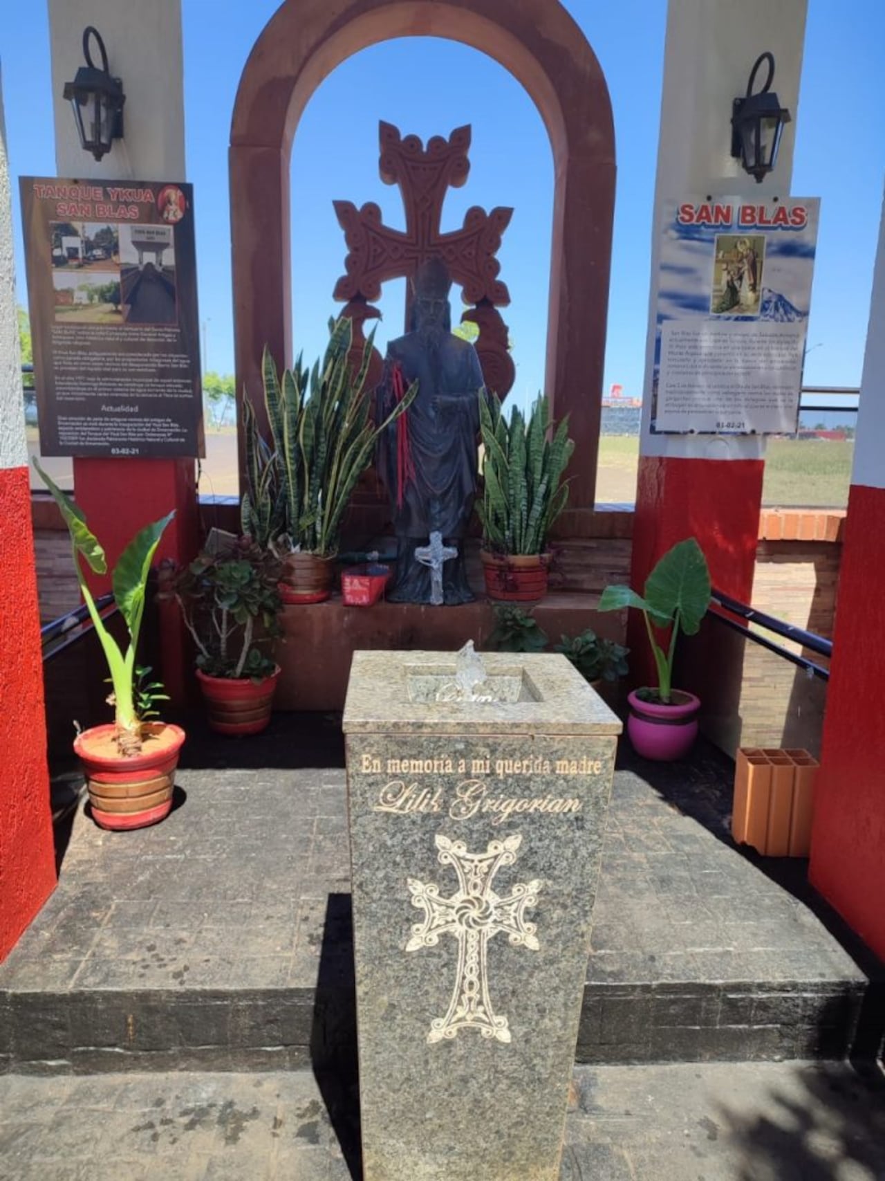 Imagen del santo y de las iglesias cristianas ortodoxas San Blas, donada por el ciudadano armenio Armen Grigoria, instalada en el 2022 en el icónico Ykua San Blas de Encarnación.