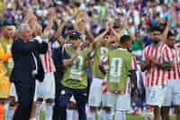 Honor a quien honor merece, de pie y sin rendirse hasta el final