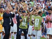 Honor a quien honor merece, de pie y sin rendirse hasta el final