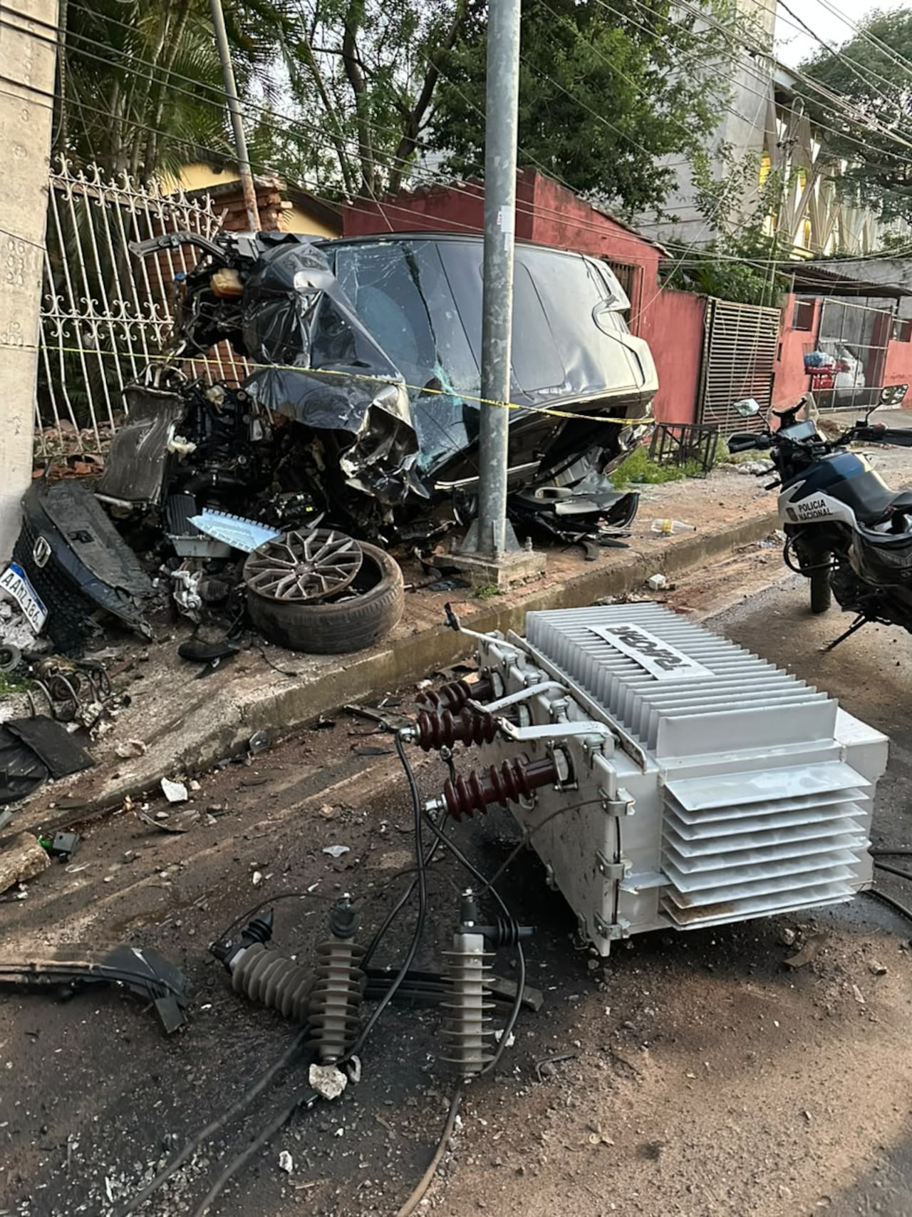 Con la colisión el transformador quedó destruido dejando a varias casas sin energía eléctrica.