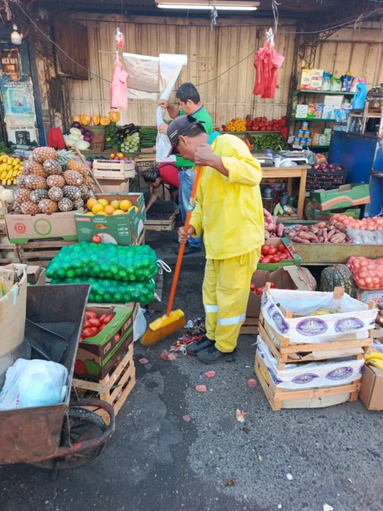 El operativo “limpieza Mercado 4” se encuentra en marcha
