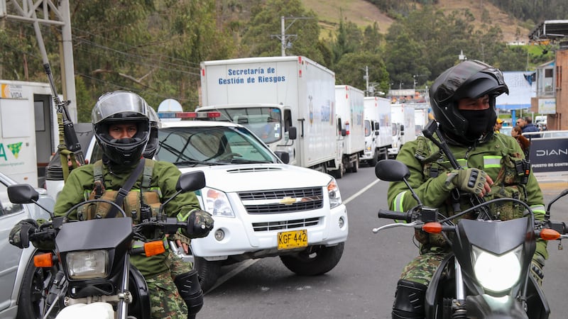 Integrantes del Ejercito de Colombia custodian camiones con doce toneladas de ayuda humanitaria a Colombia. El operativo conjunto de Colombia, Estados Unidos y Ecuador incluirá patrullajes y operaciones de vigilancia. (EFE)