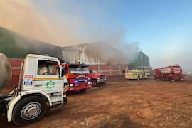 Voraz incendio destruye dos depósitos de yerba mate en Itapúa