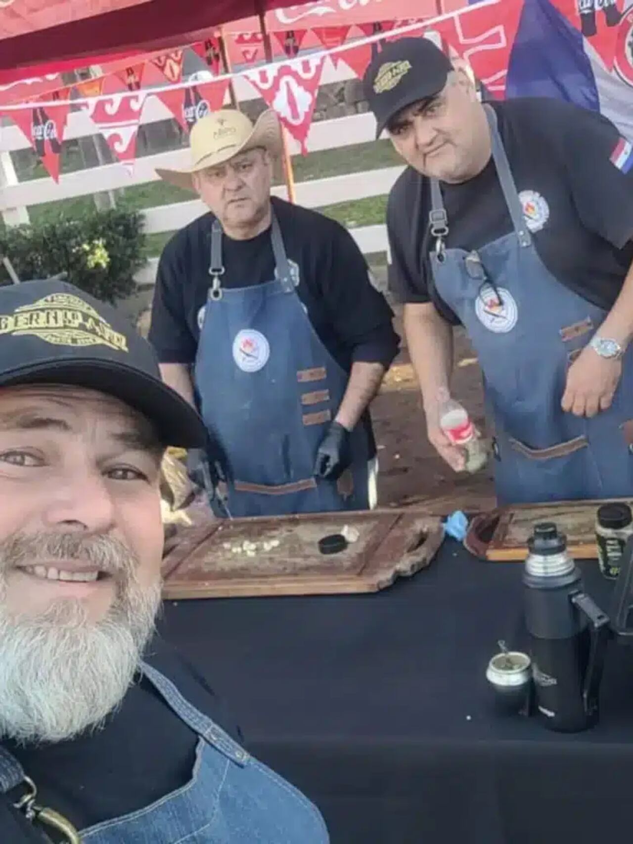 El equipo "Amigos del fuego" en la Expo Asador 2025.
