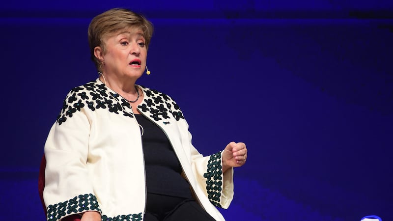 La directora gerente del Fondo Monetario Internacional (FMI), Kristalina Georgieva, advirtió al concluir la cumbre de ministros de Finanzas del G20 que el “shock energético” provocado por el cierre del estrecho de Ormuz persiste, situación que se ve agravada por la creciente demanda eléctrica vinculada al desarrollo de la inteligencia artificial, y cuyo impacto de la IA sobre la productividad aún es una incógnita.