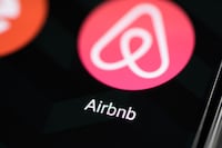 Airbnb suma hoteles boutique, autos y entregas para ganar mercado