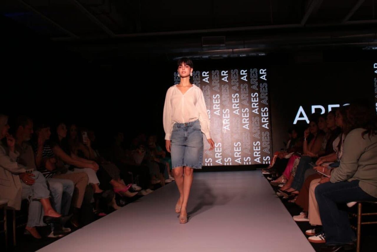 Camisa ligera con jeans que se adaptan al clima cálido.