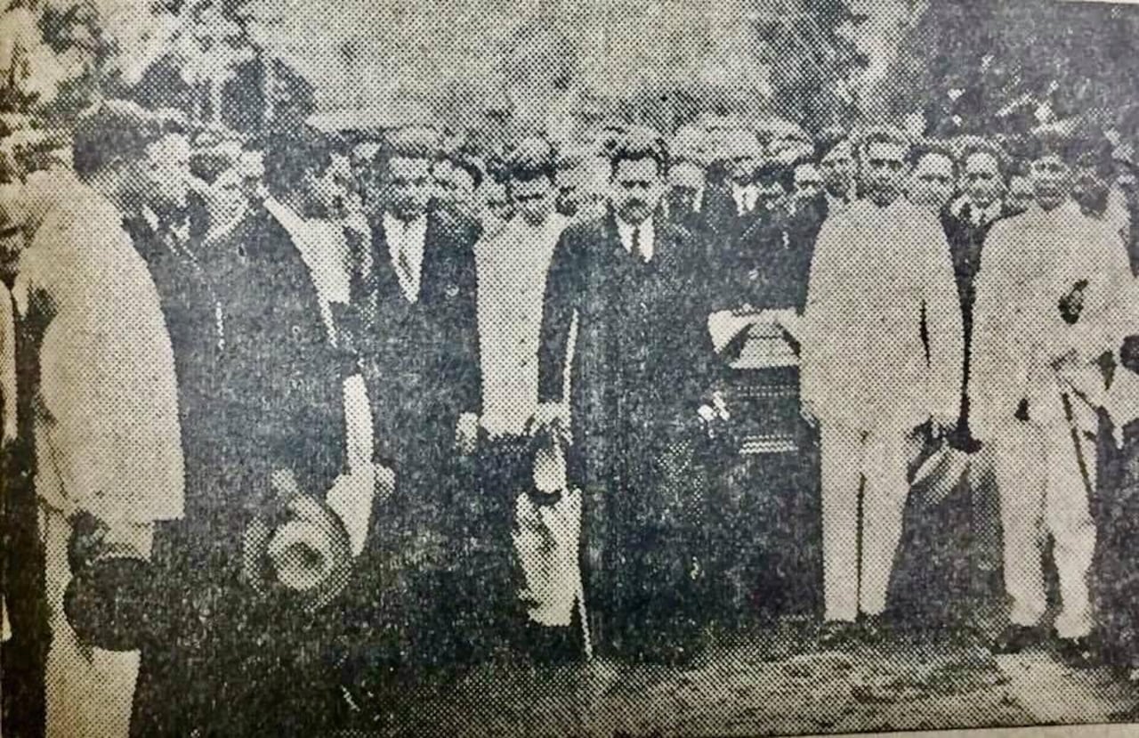 El cortejo fúnebre ingresando al Cementerio de la Recoleta. Uno de los que levanta el féretro, el primero a la izquierda de la imagen, era el entonces presidente de la república José P. Guggiari.