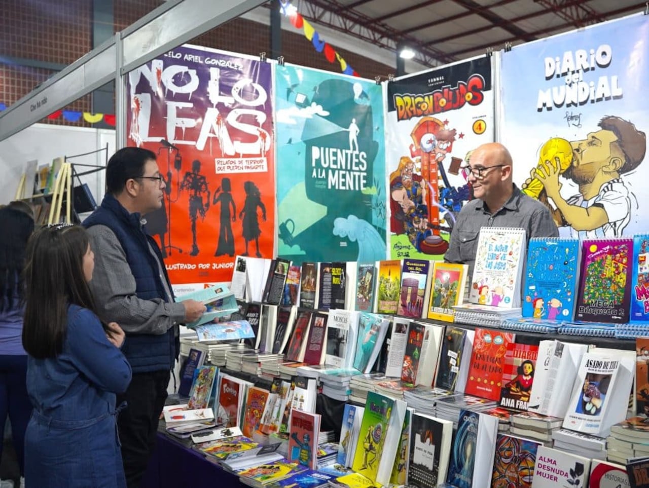 La Libroferia Encarnación atrae el interés de un muy variado público.