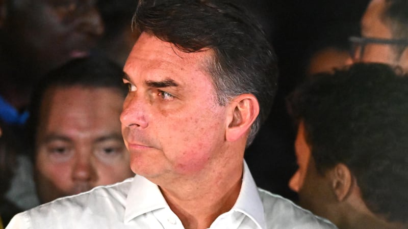 El excandidato presidencial Flavio Bolsonaro habla en una rueda de prensa este domingo, en el barrio Lago Sul, en Brasilia (Brasil). Bolsonaro afirmó que "es imposible reconocer" la victoria del presidente Luiz Inácio Lula da Silva en la segunda vuelta de las elecciones presidenciales de Brasil por la decisión de un juez de ampliar en dos horas el horario de votación a petición del líder progresista. EFE/ Andre Borges