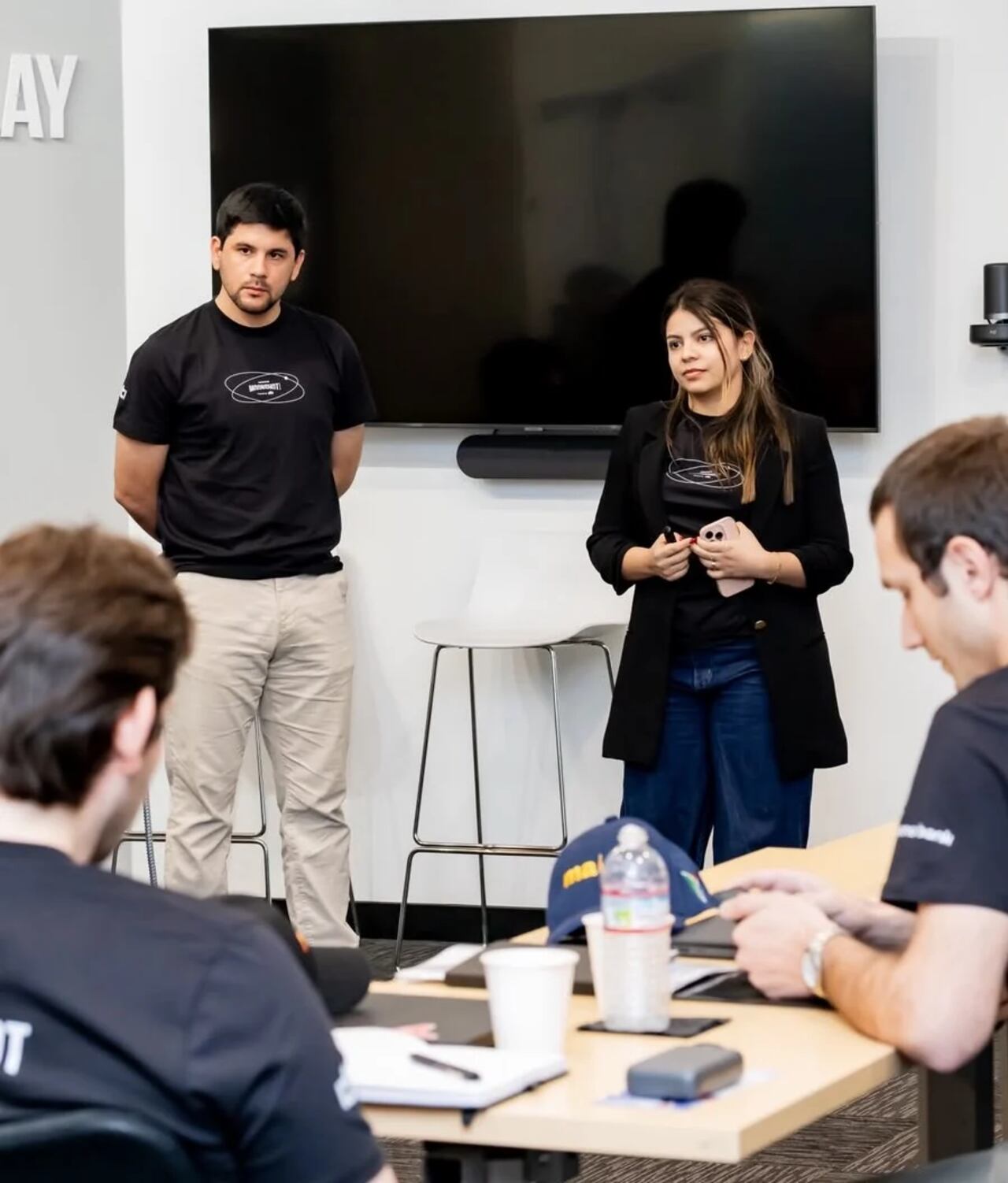 Talento de la UNA para el mundo el equipo emprendedor respaldado por Incuna durante una presentación de su proyecto durante la gira de inmersión por California.