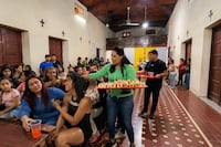 Reparten alimentos, abrazos y esperanza donde más se necesita