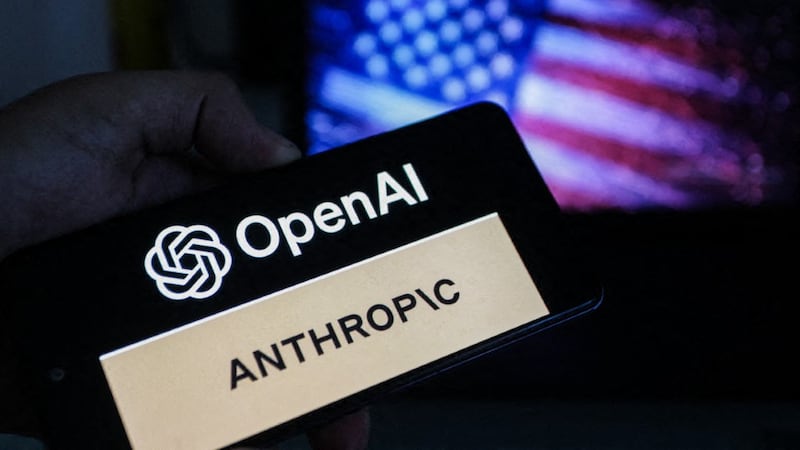 Logos de las tecnológicas OpenAI y y Anthropic en el teléfono móvil.