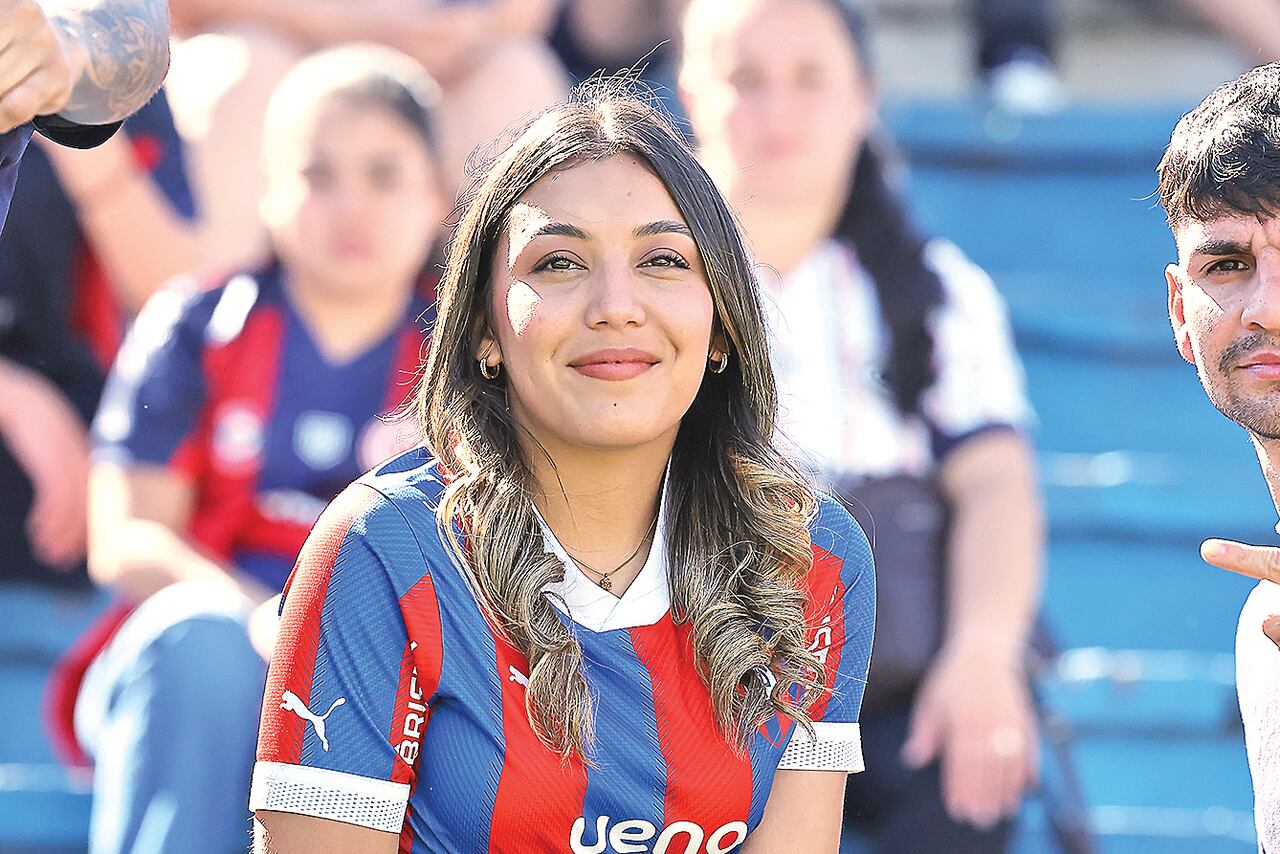 Hinchada azulgrana presente. La fanaticada cerrista también ocupó su sector en el estadio de Sajonia.