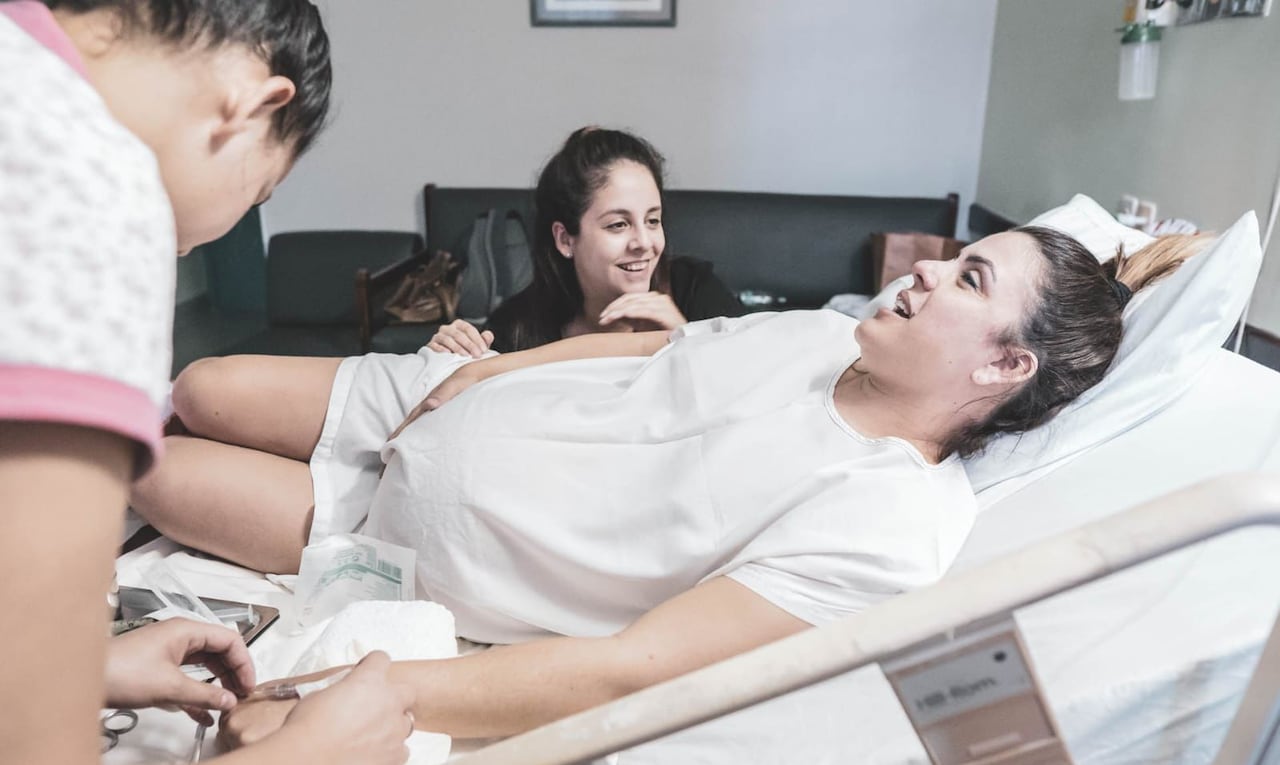 El acompañamiento de una doula incluye herramientas sencillas que buscan ayudar a la mujer a atravesar el trabajo de parto con mayor comodidad.