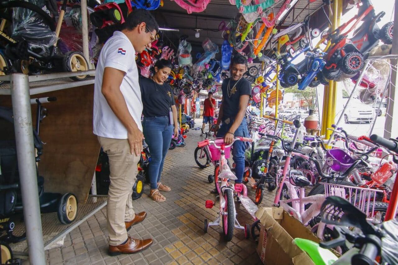 Ya sea un regalo costoso o uno más accesible no le quita el mérito a los “Reyes Magos”, quese esfuerzan para que la ilusión infantil siga viva.