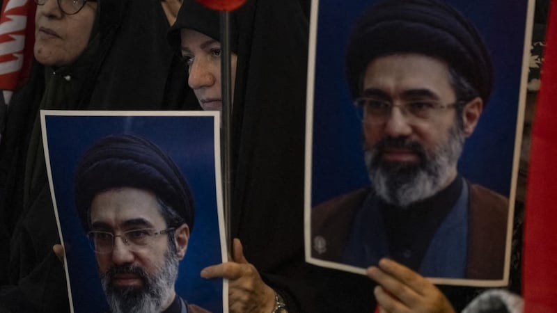 Iraníes portan fotografías del ayatolá Mojtaba Jamenei durante la ceremonia de despedida del fallecido líder supremo Alí Jamenei.