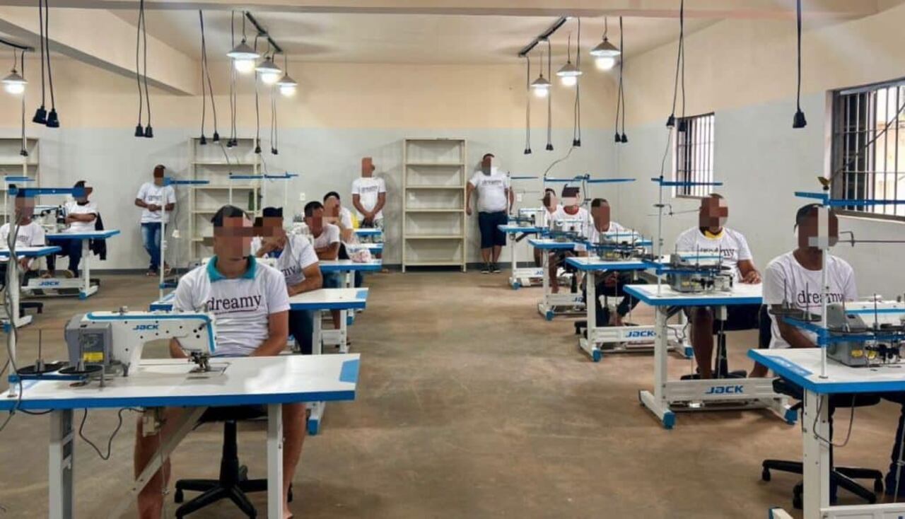 PPL encargados de fabricar ajuares para bebés en Minga Guazú. Foto Gentileza