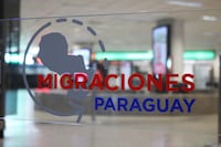 Arriba nuevo grupo de migrantes bajo estrictos controles