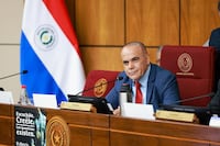 Disputa por control de comisión de títulos