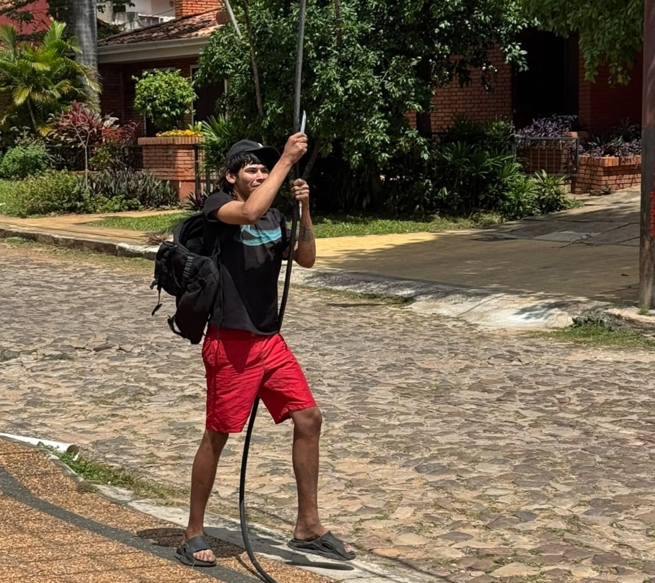Esta imagen fue captada cuando estaba cometiendo el ilícito. /Foto Policía Nacional