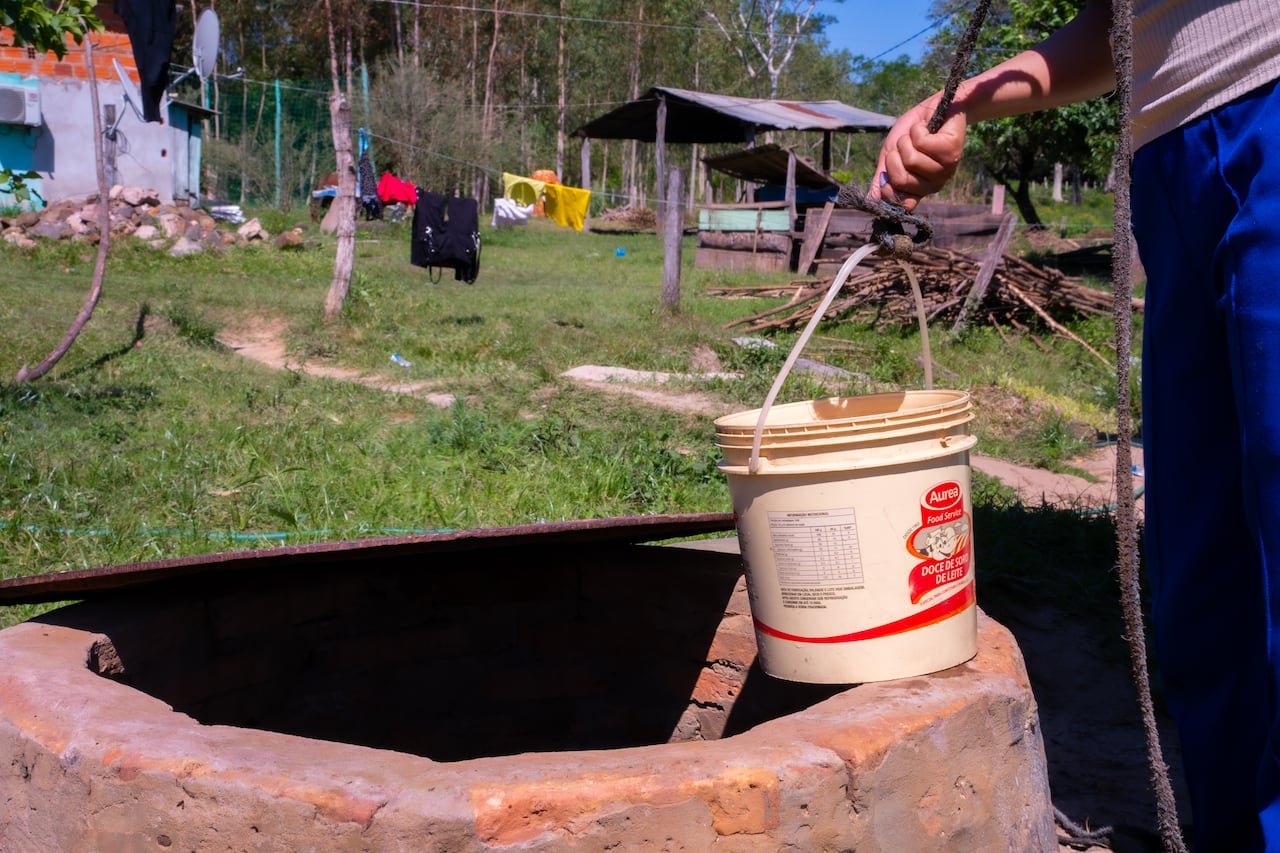 El estudio demostró que en caso de falta de agua, son las niñas quienes deben recorrer largas distancias para buscarla.