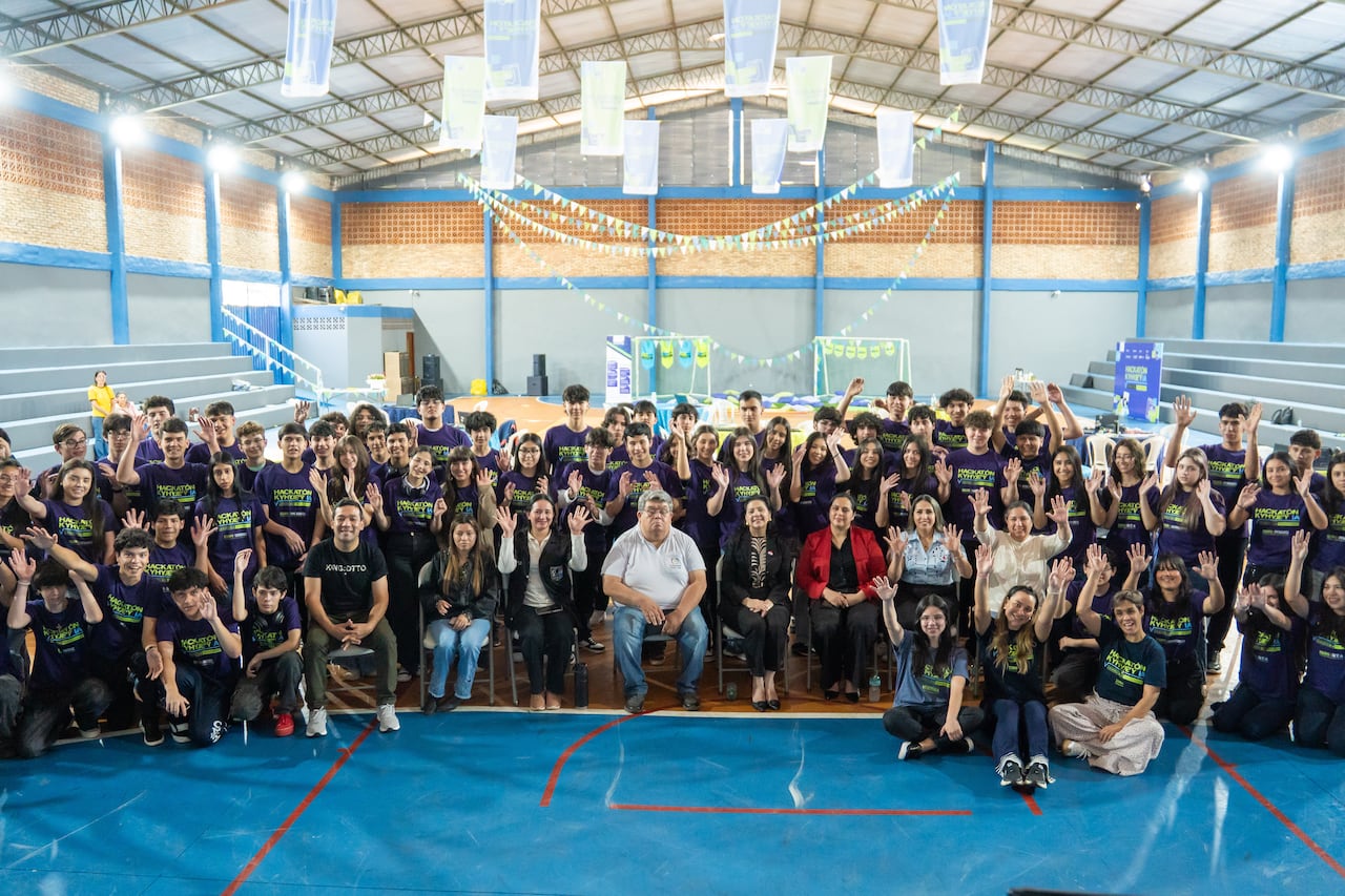 Jóvenes festejan el éxito del desafío, demostrando que el talento juvenil, la inteligencia artificial y el guaraní son el motor del futuro educativo en Paraguay.