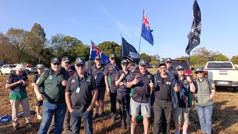Encuestador del Observatorio Económico y Social de la FaCEA-UNI con un grupo de turistas extranjeros asistentes al WRC Paraguay 2026.
