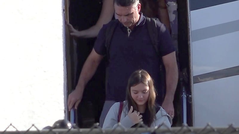 Captura de video que muestra al excandidato presidencial brasileño Flávio Bolsonaro llegando, ayer, al Aeropuerto Ejecutivo de Miami-Opa Locka en Miami (EE.UU.). Bolsonaro llegó a Estados Unidos, donde será acogido por el Gobierno del presidente Donald Trump, tras huir de Brasil vía Argentina después de perder las elecciones del domingo frente al mandatario Luiz Inácio Lula da Silva.
