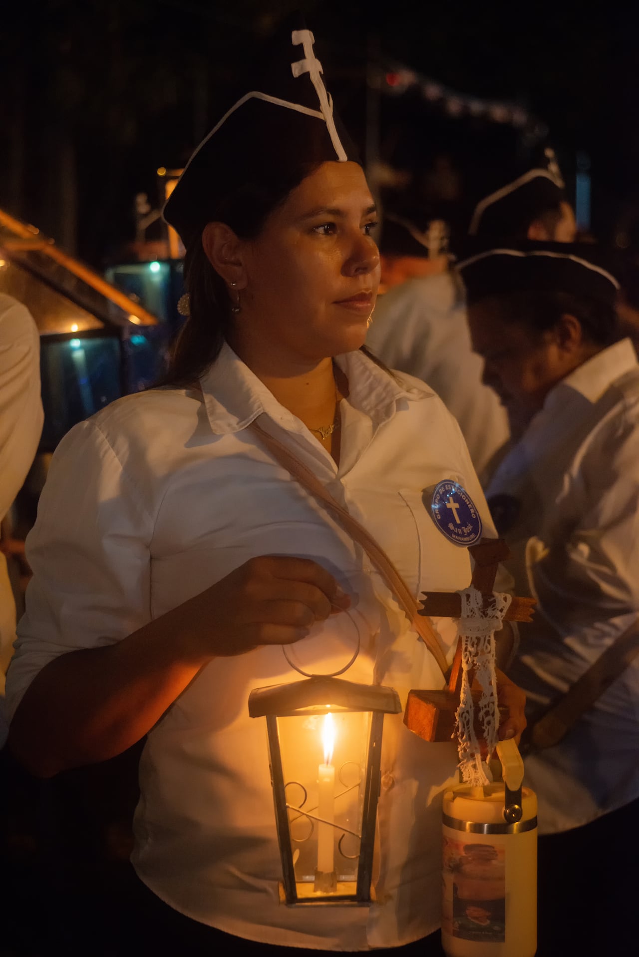 Faroles, cruces y altares acompañan el paso de los pasioneros, en una manifestación de fe en torno a la Semana Santa.